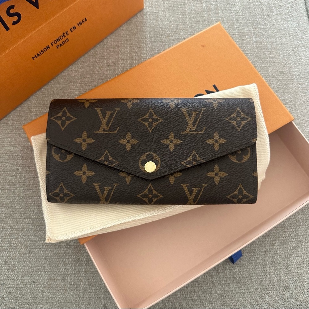 AUTHENTIC Louis Vuitton Sarah Wallet